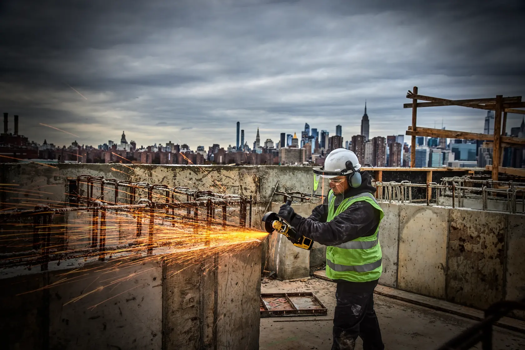 DEWALT® 18V XR® Brushless 125mm Angle Grinder - 2 x 5Ah