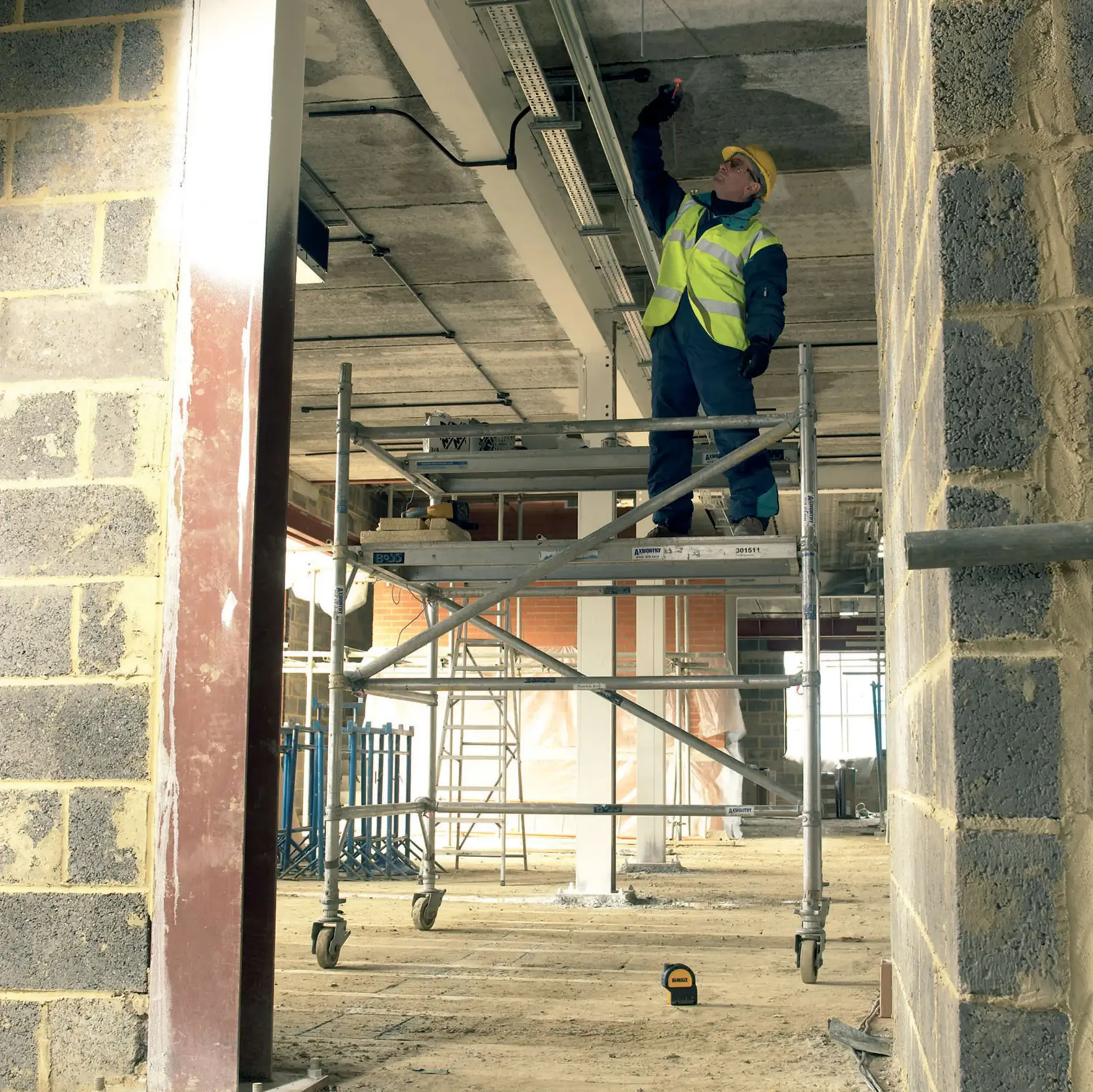 DEWALT® Alkaline Cross Line Laser With Plumb Up and Down